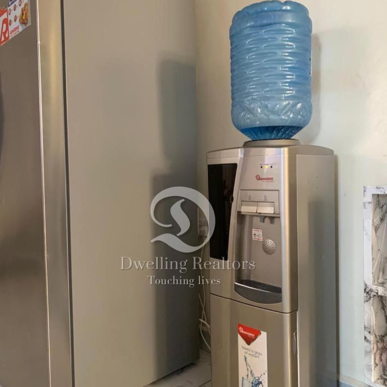 モンバサにあるBamburi comfy & luxurious homeの冷蔵庫の上に置いた青いプラスチック容器