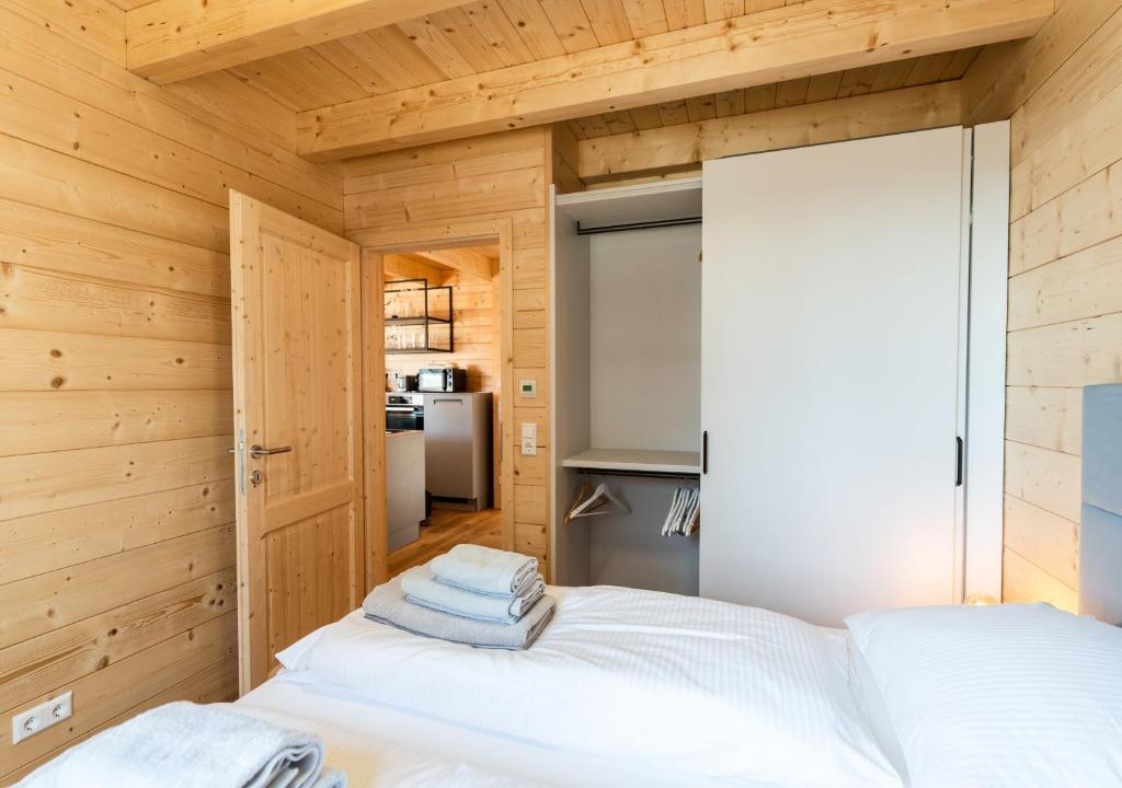 Postel nebo postele na pokoji v ubytování 1A Chalet 'Horst' Wandern, Grillen, Panorama Sauna!