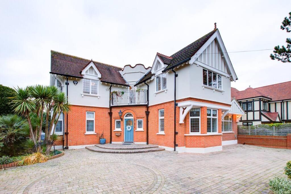 Chic 4BR Home w/ Hot Tub & BBQ in Hornbeam Lane, Chingford Updated