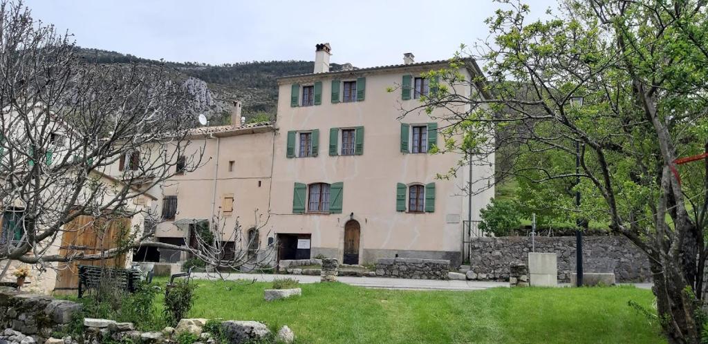 a large building with a yard in front of it at chambre double vue sur montagne in La Bastide