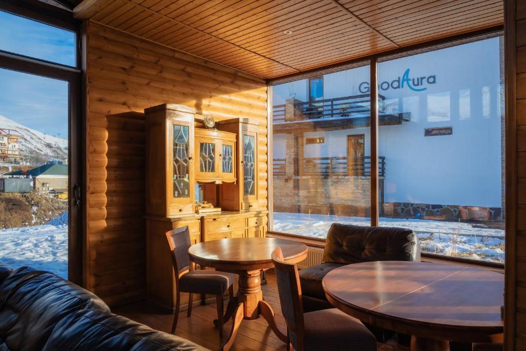 Nespecifikovaný výhled na hory nebo výhled na hory při pohledu z hotelu