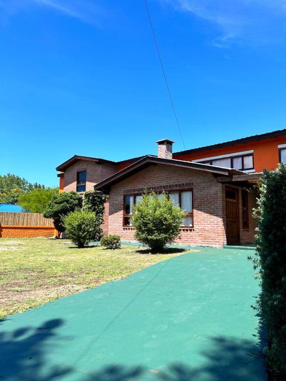 una casa con una entrada verde delante de ella en Casa Fortaleza Hostel, en San Bernardo