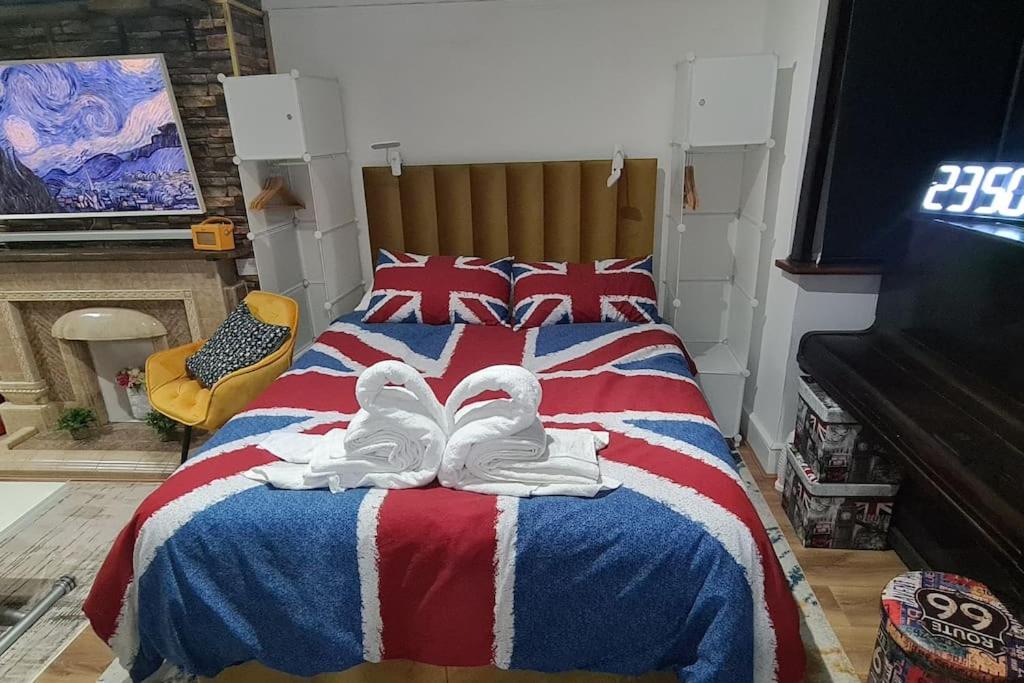 ein Schlafzimmer mit einem Bett mit Handtüchern darauf in der Unterkunft luxury & comfy city break studio in London