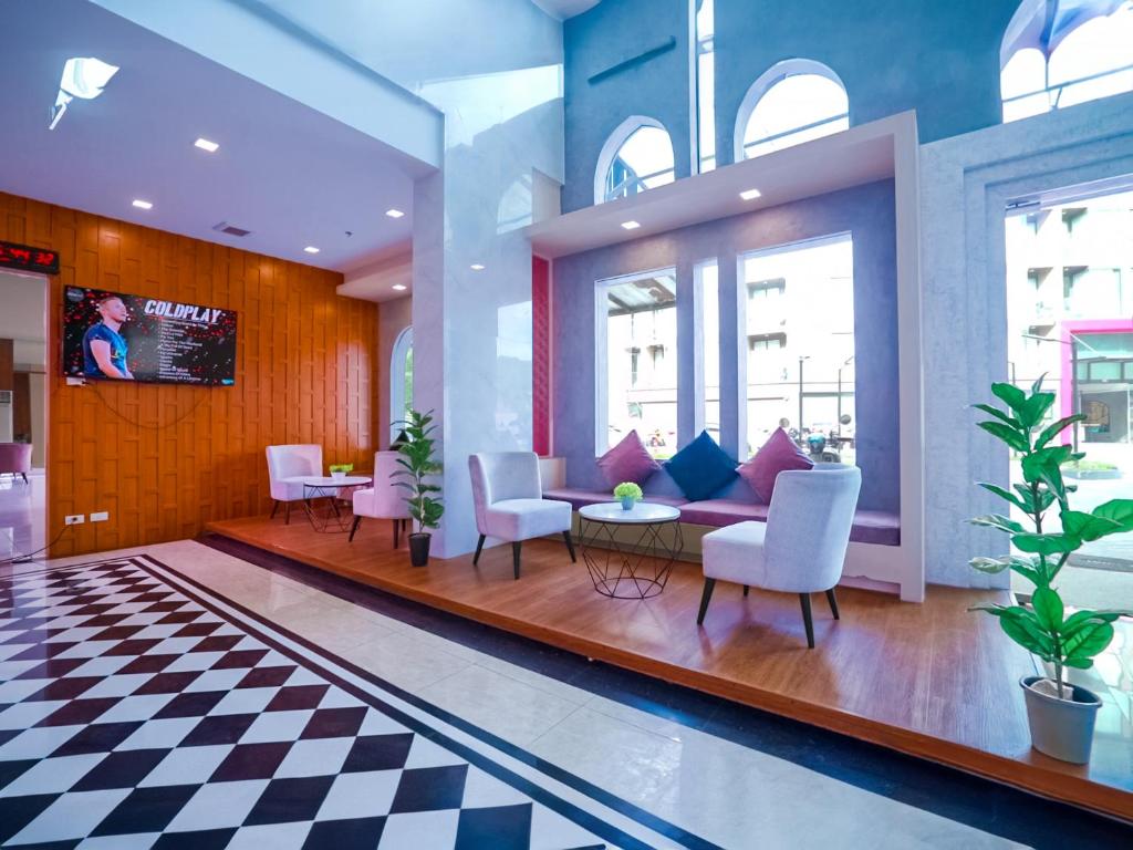 TV a/nebo společenská místnost v ubytování Phoenix Hotel Karon Beach