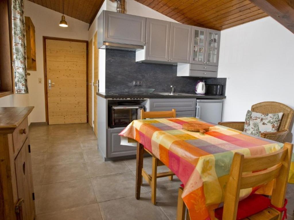 Кухня або міні-кухня у Appartement Saint-Chaffrey , 2 pièces, 2 personnes - FR-1-762-22