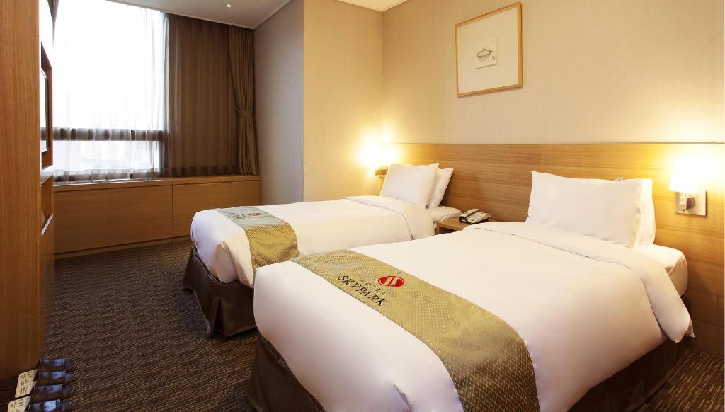 Postel nebo postele na pokoji v ubytování Hotel Skypark Central Myeongdong