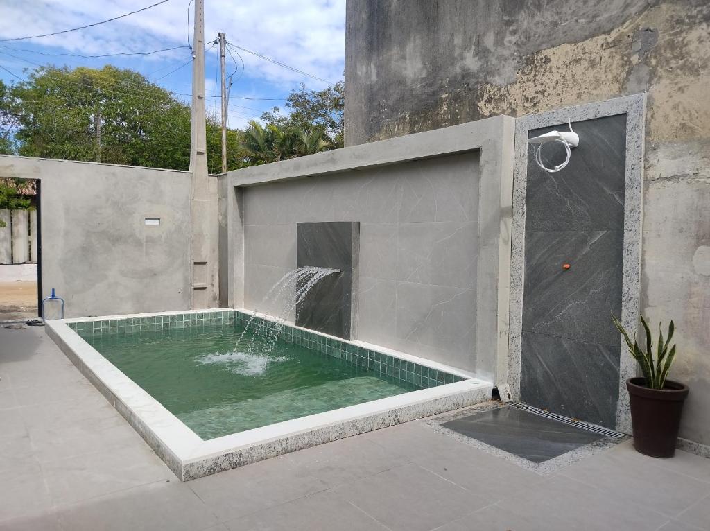 古利利的住宿－Casa de Praia Lado Sul，一座带喷泉的游泳池