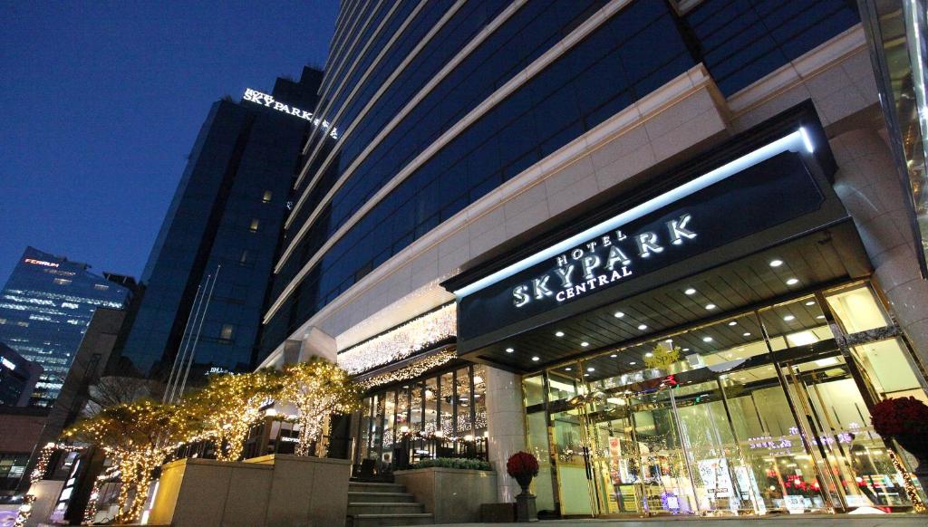 een winkel voor een gebouw in een stad 's nachts bij Hotel Skypark Central Myeongdong in Seoul