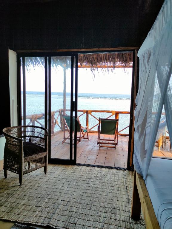 Balkón nebo terasa v ubytování Mtende Beach Bungalow océan view & secret Beach