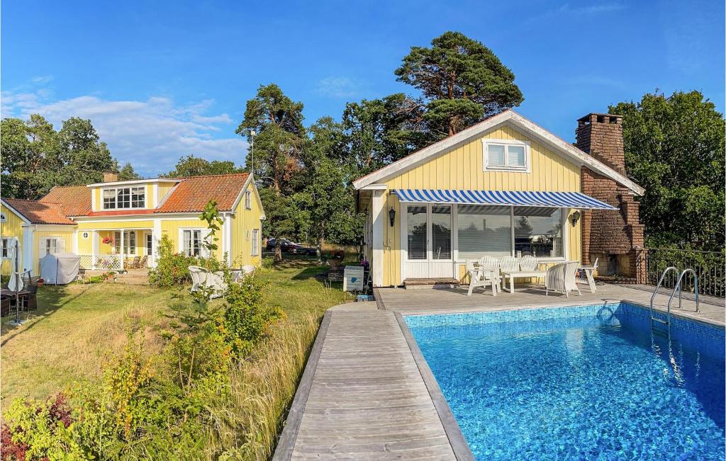 Casa con piscina y casa en Nice Home In Frjestaden With House Sea View, en Färjestaden