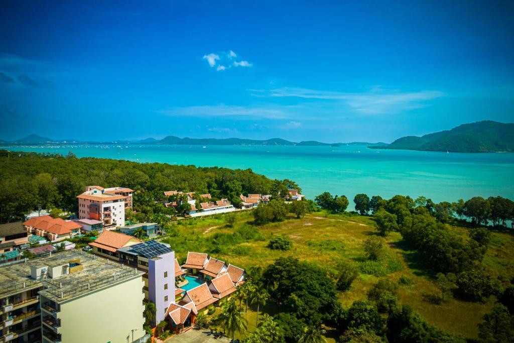 uma vista aérea de um resort e da água em Phuket Kana International Hotel普吉岛卡娜国际酒店 em Praia de Rawai