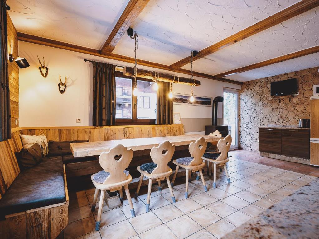 Televízia a/alebo spoločenská miestnosť v ubytovaní Appartements Enzian by we rent