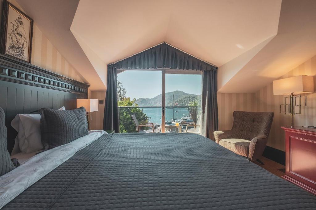 A bed or beds in a room at Hotel Marina Bay Göcek