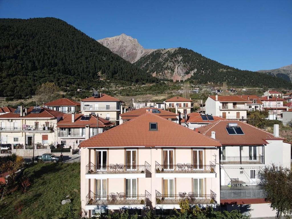 A general mountain view or a mountain view taken from az apartmanhoteleket
