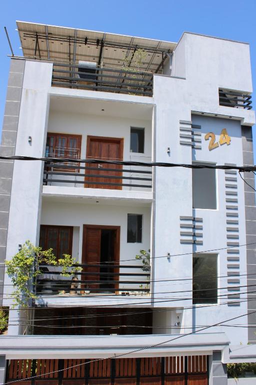 een wit gebouw met balkons aan de zijkant bij villa24.trinco in Trincomalee