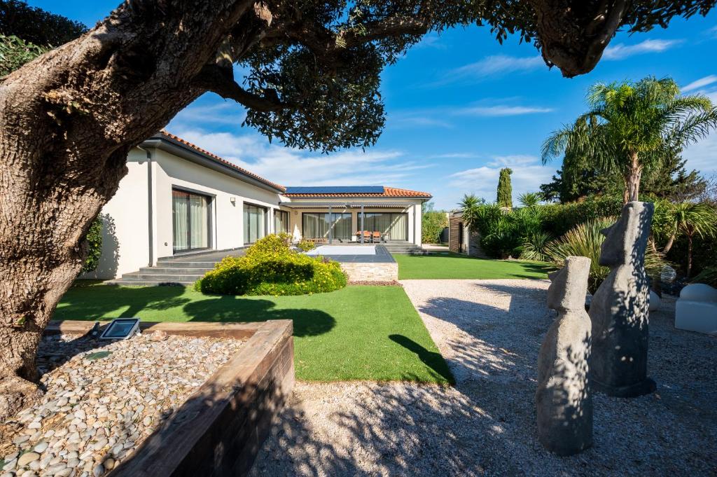 Κήπος έξω από το Villa Alicia