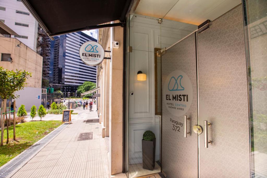 uma porta para um edifício com um sinal em El Misti Hotel Buenos Aires Centro em Buenos Aires
