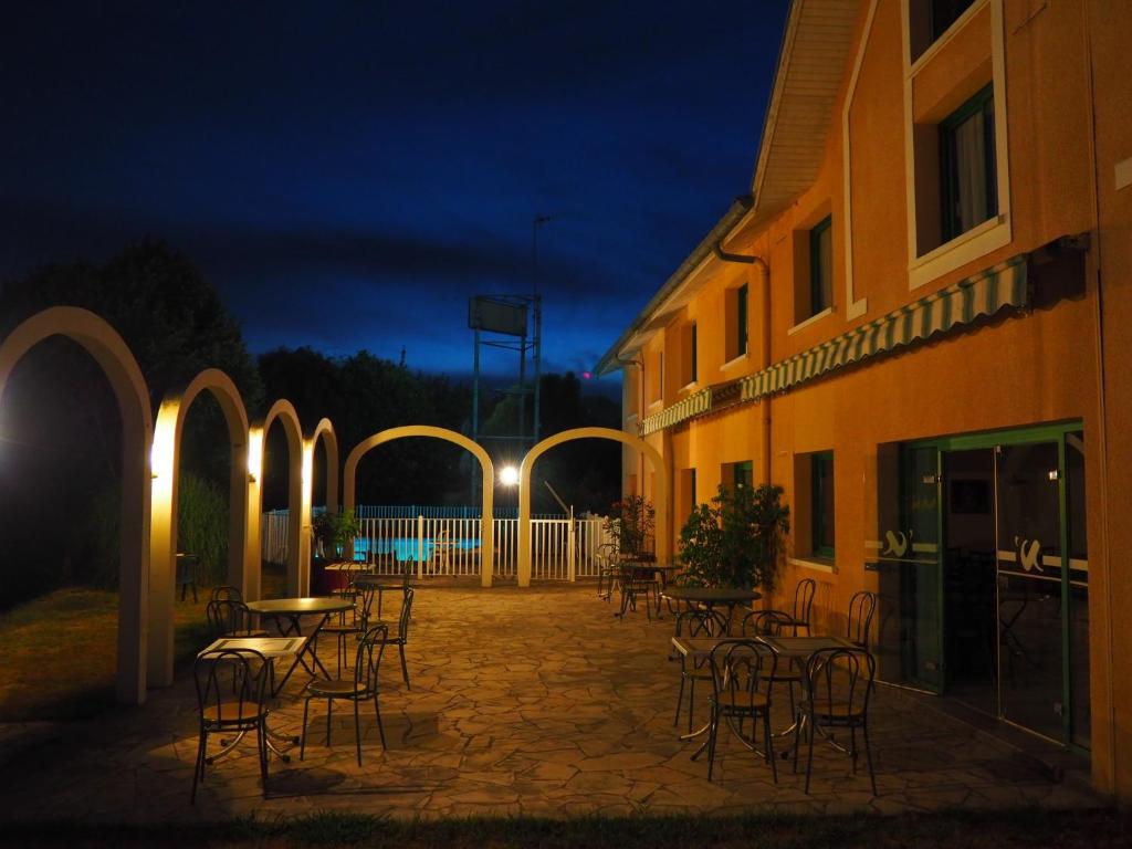 Bazén v ubytování N'Atura Hôtel nebo v jeho okolí