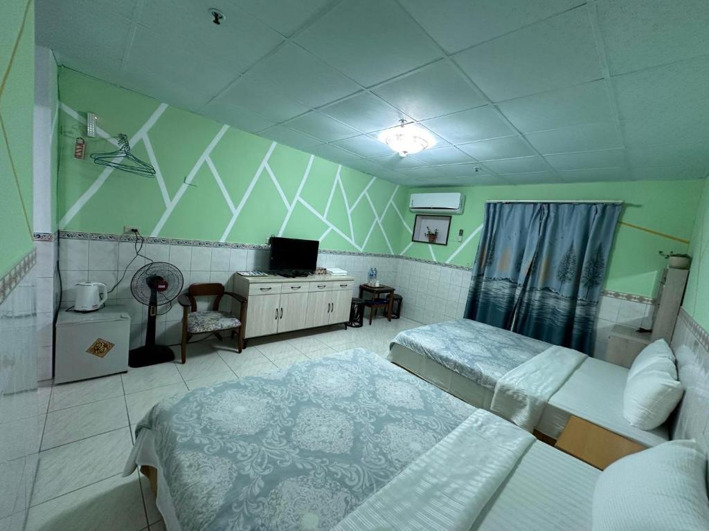 Giường trong phòng chung tại 知本溫泉小燕的家