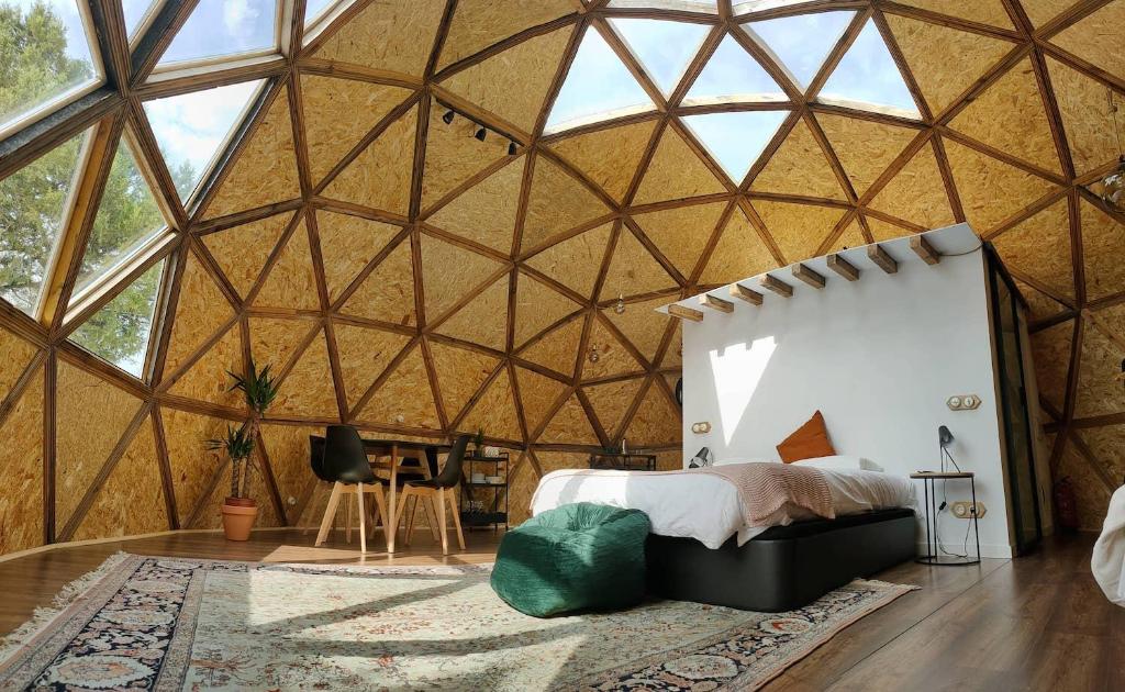 a bedroom with a bed in a yurt at Miradomos Glamping Rural in Lodares de Osma