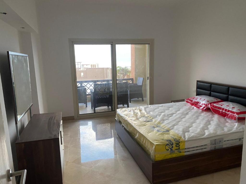 En eller flere senge i et værelse på Lovely 1bedroom in Azzurra Sahl Hasheesh