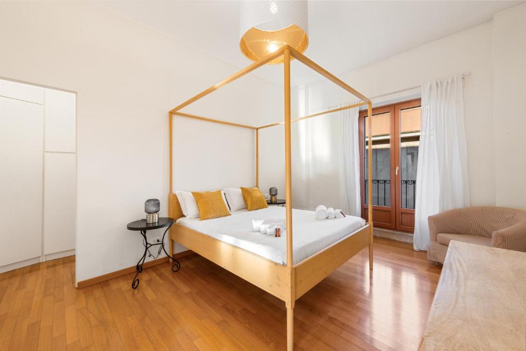 1 dormitorio con cama con dosel en una habitación en Duomo dietro l'angolo, en Milán