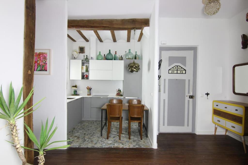 a kitchen with a table and chairs in a room at La casa del árbol in Donostia-San Sebastián