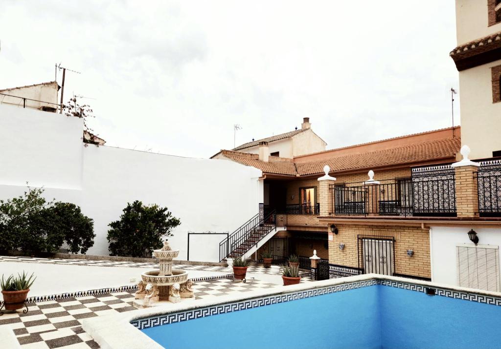 - une vue sur la maison depuis la piscine dans l'établissement casa el chiquitín, à La Zubia