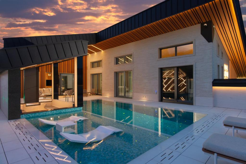 una casa con una piscina di fronte di Alpine Bell Villa a Banya