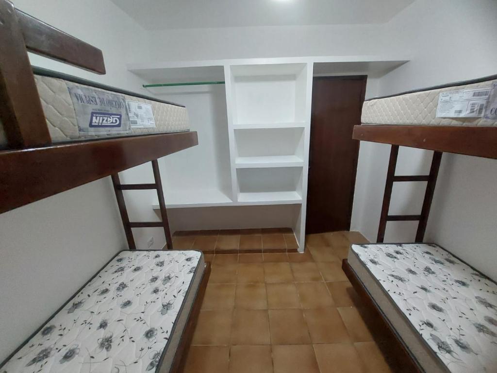 een kleine kamer met 2 stapelbedden bij Casa com Jacuzzi aquecida praia do Lazaro in Ubatuba