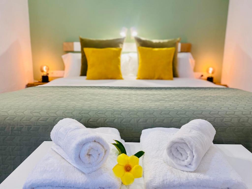 um quarto de hotel com uma cama com toalhas numa mesa em Casa El Drago 2 em Breña Baja