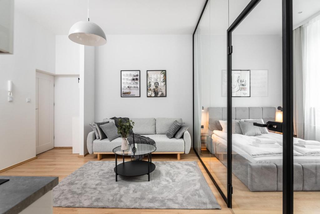 uma sala de estar com um sofá e uma mesa em Modern Centrally Located Apartment em Cracóvia