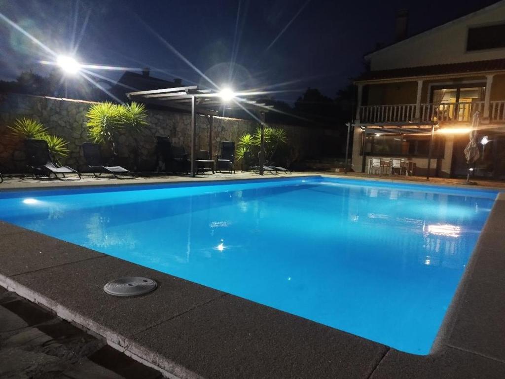 Bazén v ubytování LE LLAR casa con 2 PISCINAS 1 CLIMATIZADA INTERIOR muy cerca de Santiago de Compostela nebo v jeho okolí