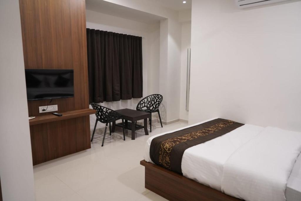 Ένα ή περισσότερα κρεβάτια σε δωμάτιο στο HOTEL RUDRA
