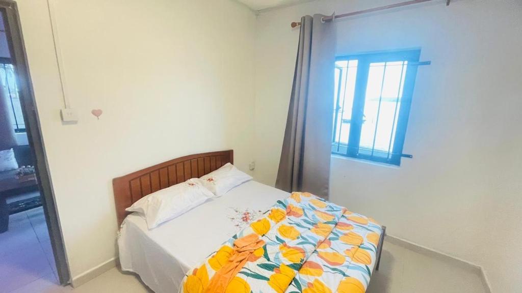 um quarto com uma cama com um cobertor em Ashan Luxury Seafront Villa 1 em Grande Rivière Sud Est