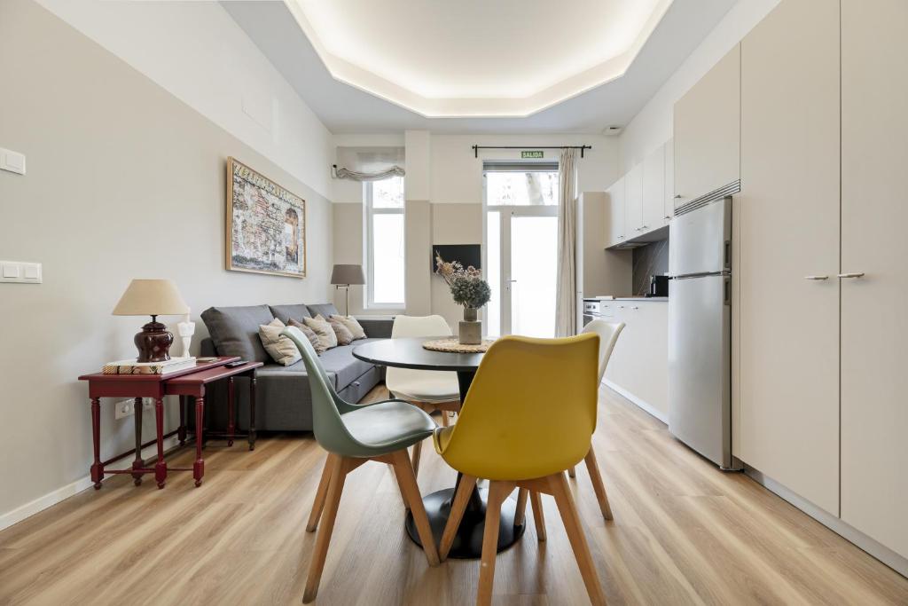Hotel Coqueto Apartamento en Delicias, a kitchen and living room with a table and chairs at Coqueto Apartamento en Delicias in Madrid