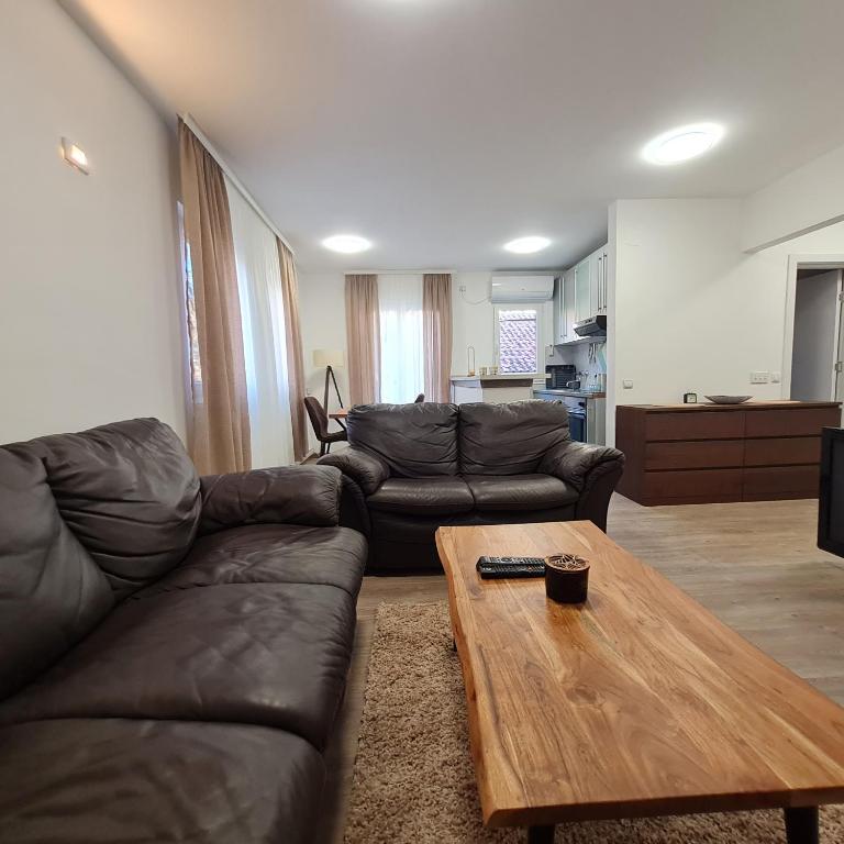 un soggiorno con divano e tavolino da caffè di APARTMAN011 a Mirijevo