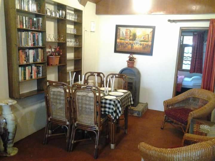 Η βιβλιοθήκη του δωματίου σε οικογενειακή κατοικία