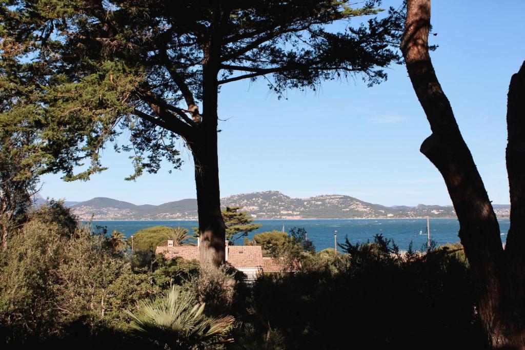 a view of the ocean through the trees at Villa les Grillons in Hyères