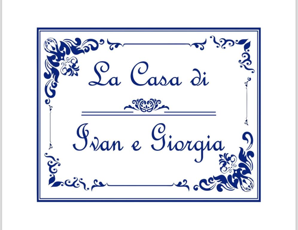 une étiquette pour un cadre baroque en bleu et blanc dans l'établissement La Casa di Ivan e Giorgia, à Pouzzoles