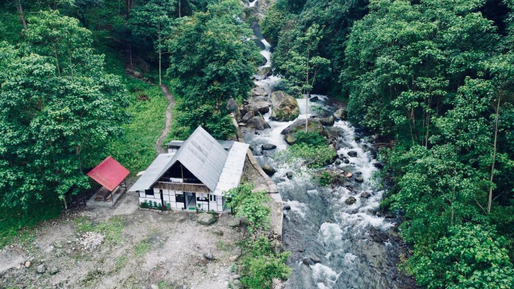 eine Luftansicht eines Hauses neben einem Fluss in der Unterkunft Chumang River Nest in Thode