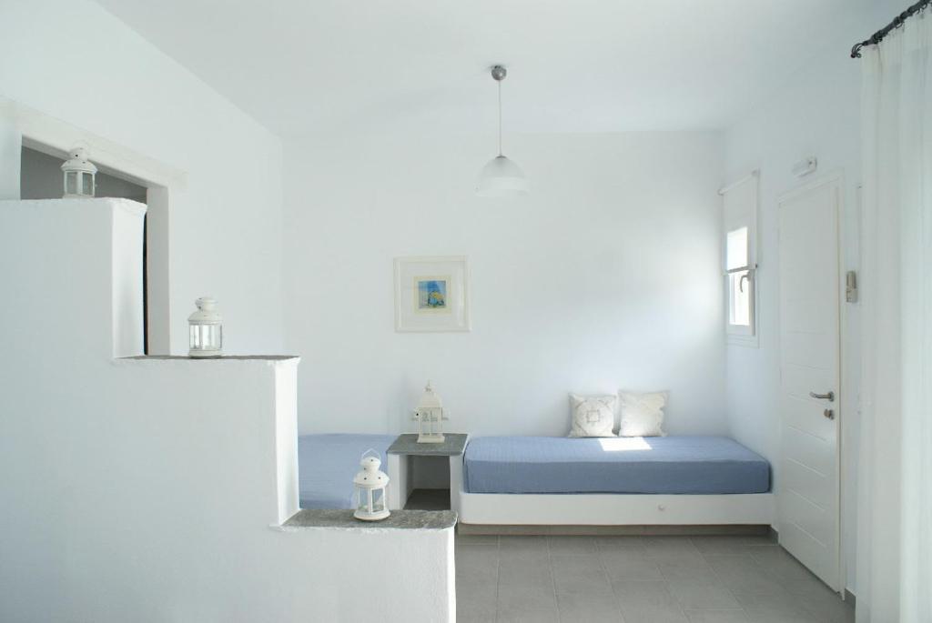 Postel nebo postele na pokoji v ubytování Petra & Fos Studios and Rooms