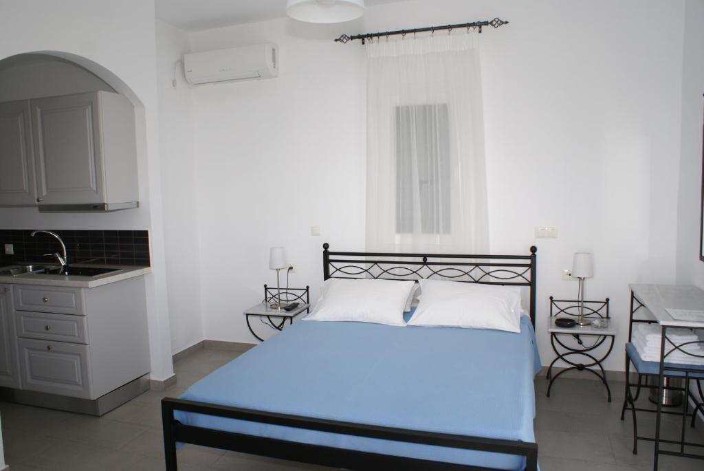 Postel nebo postele na pokoji v ubytování Petra & Fos Studios and Rooms