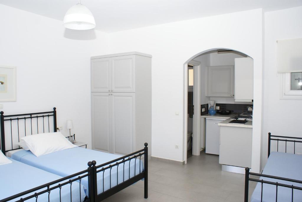 Postel nebo postele na pokoji v ubytování Petra & Fos Studios and Rooms