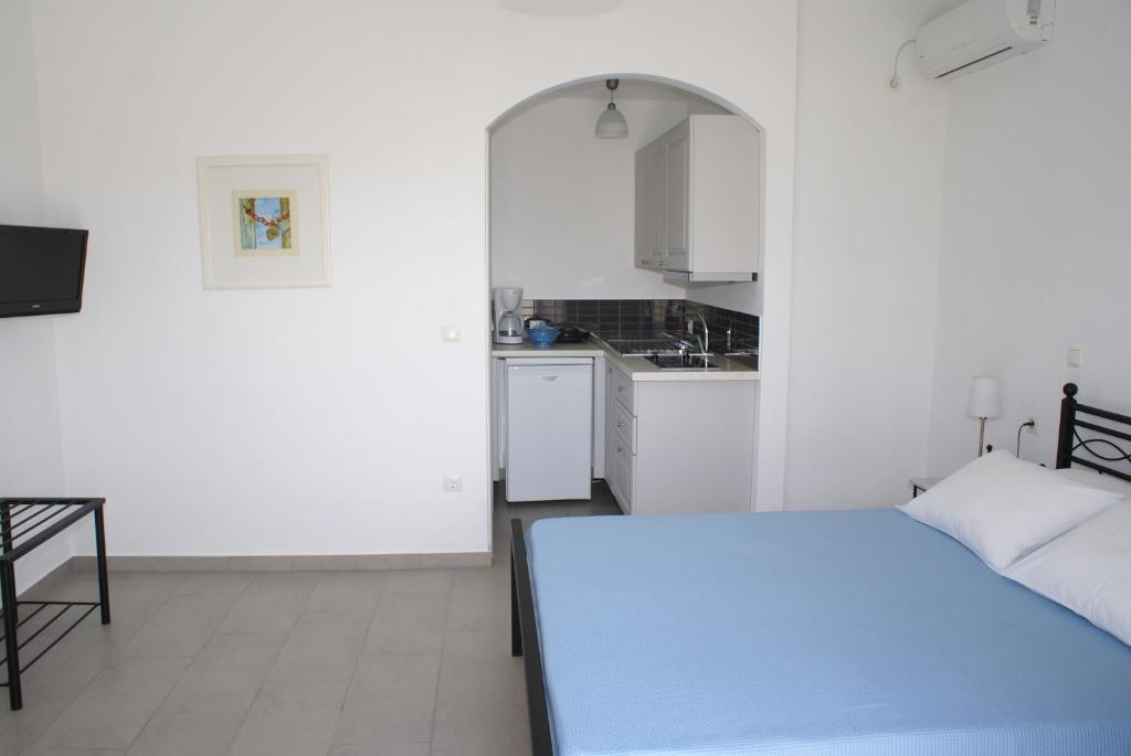 Postel nebo postele na pokoji v ubytování Petra & Fos Studios and Rooms