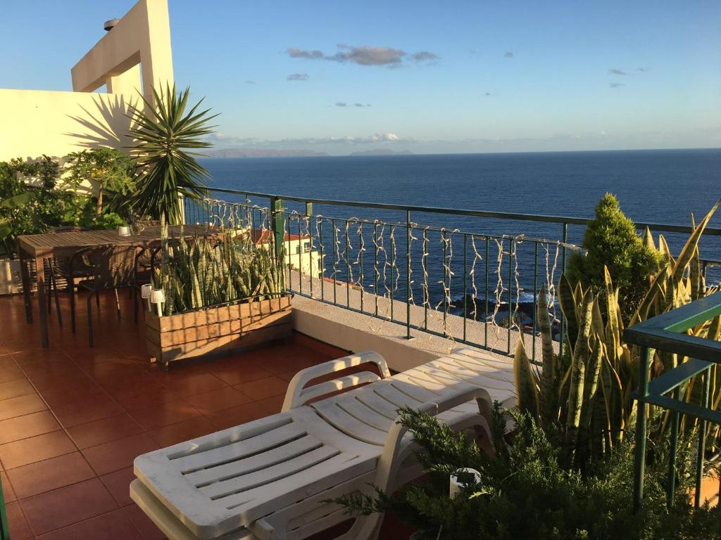 balcone con tavolo, sedie e vista sull'oceano di OceanView Penthouse a Caniço