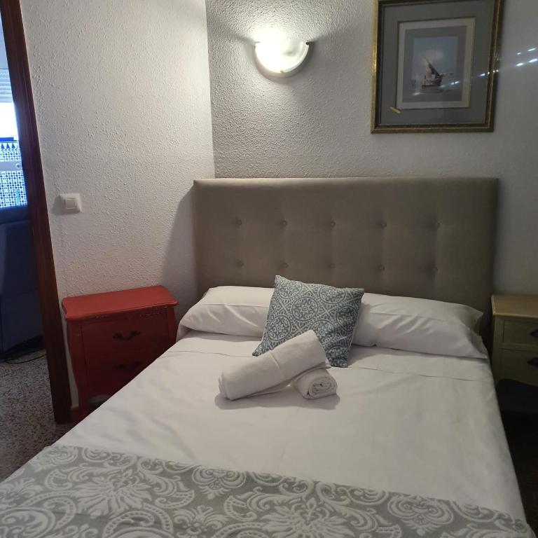 Una cama con dos almohadas y una toalla. en Apartamento en San José - Rinconada II, en San José de La Rinconada