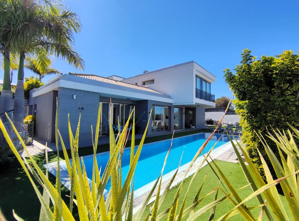 una imagen de una casa con piscina en Villa Boutique La Quinta, en Santa Úrsula