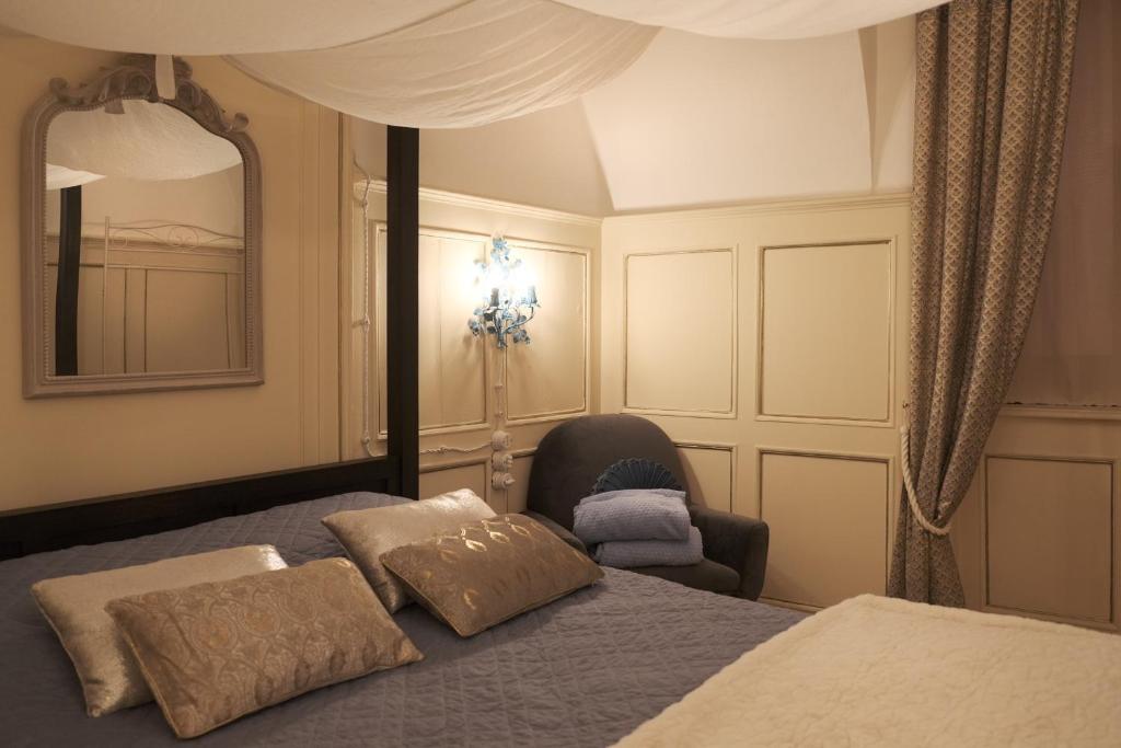 Postel nebo postele na pokoji v ubytování La Cles Deluxe Suites