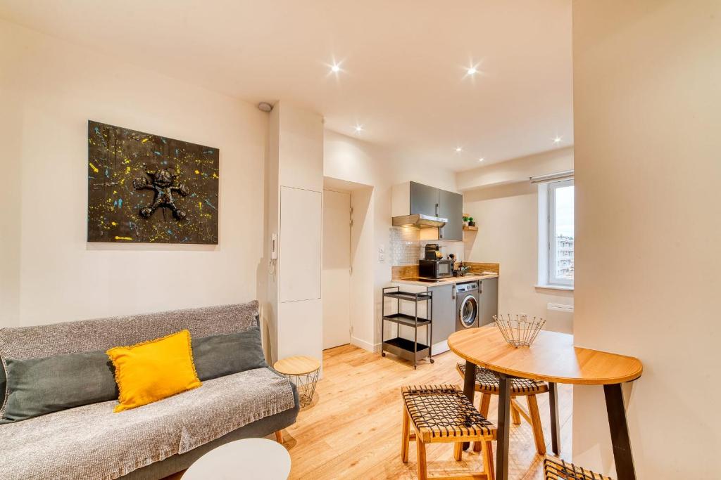 un salon avec un canapé et une table dans l'établissement Le Victor Hugo - T2 cosy Horloge-Tassin, à Tassin-la-Demi-Lune